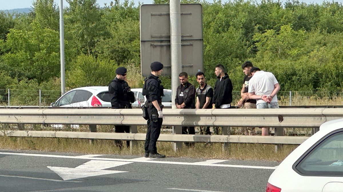 Policie zastavila na Pražském okruhu čtyři auta napěchovaná migranty